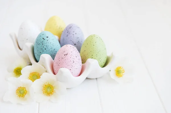 复活节彩蛋在托盘与春天的花 — 图库照片
