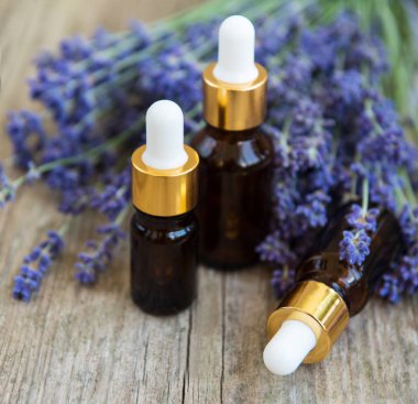 Doğal lavanta yağları ve eski bir ahşap masaya lavanta çiçek