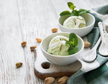 Fıstıklı dondurma ve nane ile eski bir ahşap zemin üzerine Antep fıstığı