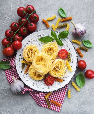 İtalyan gıda katkı maddeleri, Yeşil fesleğen, baharatlar, makarna ve domates taş zemin üzerine