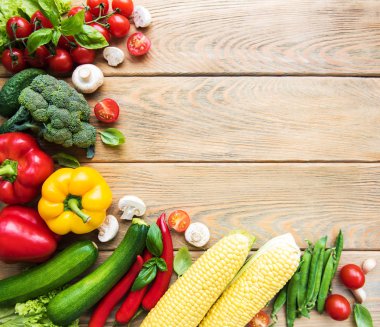 Eski ahşap arka plan üzerinde sebze kümesi