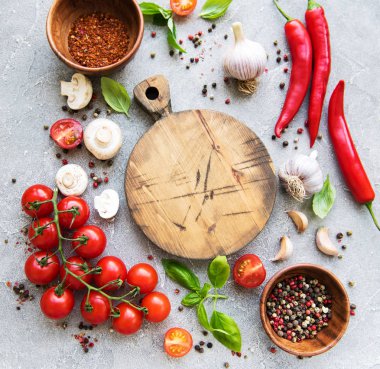 Boş tahta ve bir beton zemin üzerine taze sebze