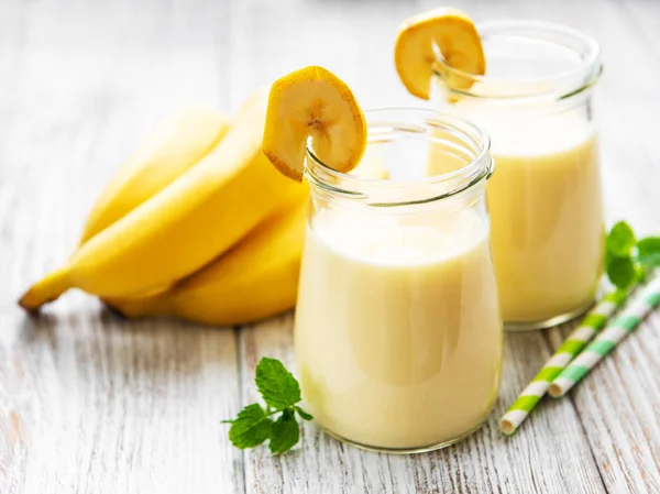Banana Yoghurt Och Färska Bananer Trä Bakgrund — Stockfoto