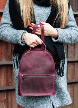 bir deri sırt çantası ile güzel beyaz kız