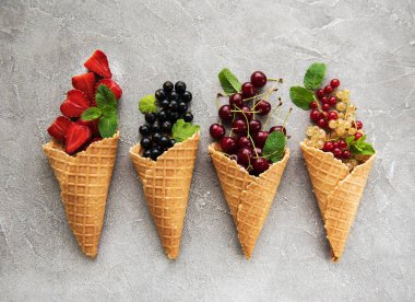 dondurma koni taş zemin üzerine çilek ile