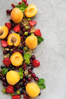 Bir beton zemin üzerine taze yaz meyve