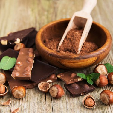 Eski ahşap bir masa üzerinde çikolata ve kakao tozu