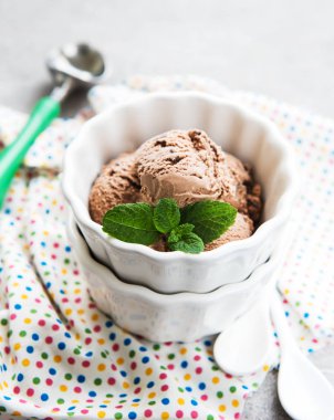 Bir beton zemin üzerine çikolatalı dondurma ile kase