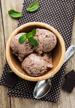 Çikolatalı dondurma eski ahşap zemin ile kase