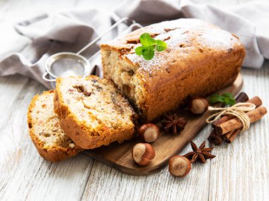geleneksel ev yapımı stollen kurutulmuş meyve ve fındık ile
