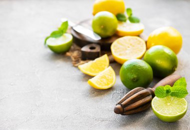 Limon ve limes bir beton zemin üzerine