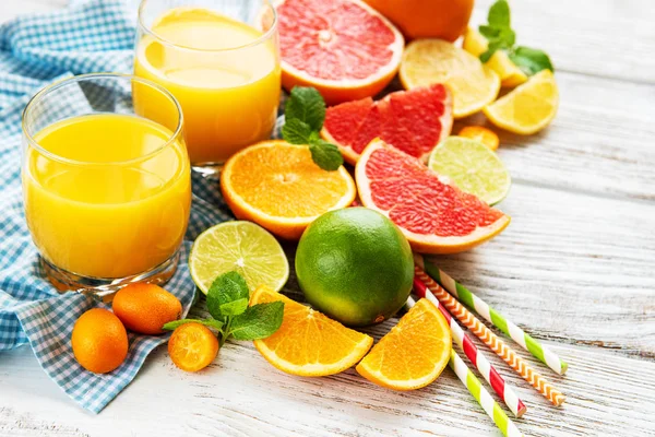 Glasögon Juice Och Citrusfrukter Ett Träbord — Stockfoto