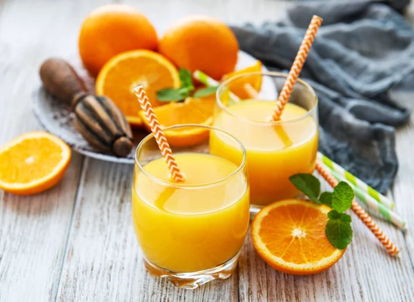 Glasögon Juice Och Orange Frukter Ett Träbord — Stockfoto