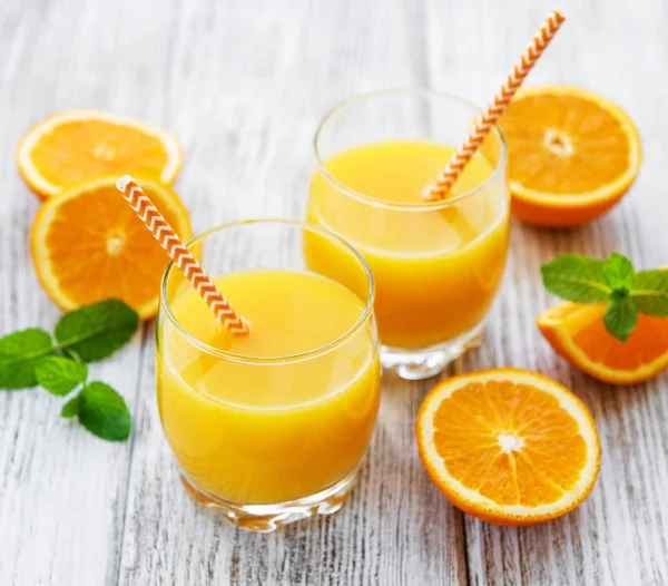 Glasögon Juice Och Orange Frukter Ett Träbord — Stockfoto