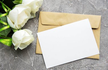 Beyaz güller ve taş zemin üzerine tebrik kartı