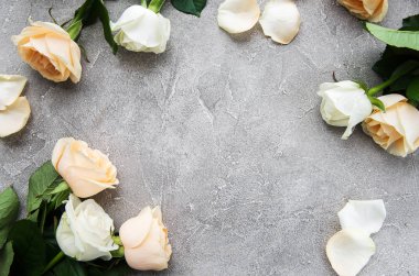 Gri taş zemin üzerine sarı ve beyaz güller