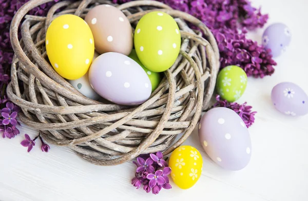 イースターの卵と春のライラックの花巣 — ストック写真
