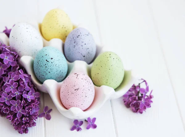 Huevos Pascua Bandeja Con Flores Lila — Foto de Stock