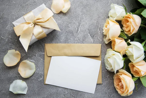 White Roses Greeting Card Concrete Background — Stock Photo, Image