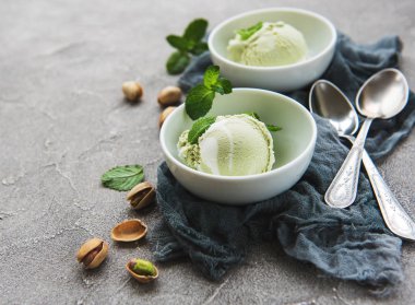 Fıstıklı dondurma ve nane ile taş zemin üzerine Antep fıstığı