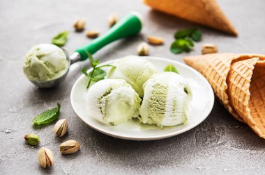 Fıstıklı dondurma ve nane ile taş zemin üzerine Antep fıstığı