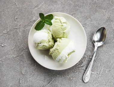 Fıstıklı dondurma ve nane ile taş zemin üzerine Antep fıstığı