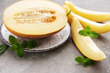 Kavun bir beton zemin üzerine plaka