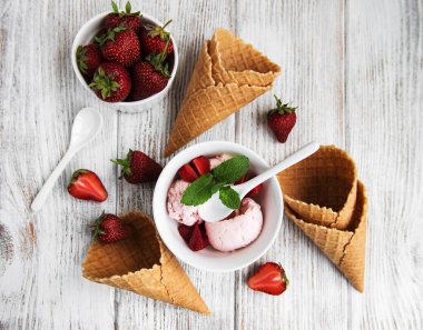 Çilekli dondurma ve waffle koni eski ahşap arka plan üzerinde