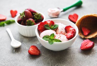 Çilekli dondurma ve waffle koni taş zemin üzerine