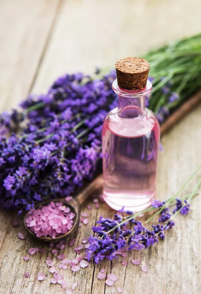 Sal Mar Óleos Essenciais Flores Frescas Lavanda Sobre Fundo Madeira — Fotografia de Stock