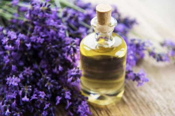 Óleo Essencial Com Lavanda Fresca Sobre Velho Fundo Madeira — Fotografia de Stock