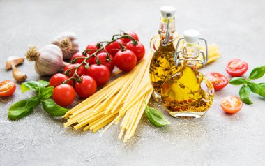 İtalyan gıda katkı maddeleri, makarna ve domates bir beton zemin üzerine