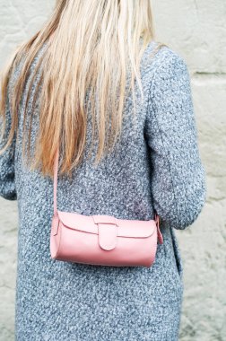 güzel beyaz kız ile bir deri çanta