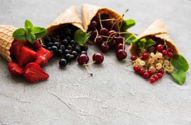 dondurma koni taş zemin üzerine çilek ile