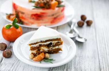 Havuçlu kek dekore edilmiş mandalina, fındık ve biberiye ile