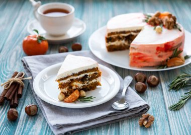 Havuçlu kek dekore edilmiş mandalina, fındık ve biberiye ile