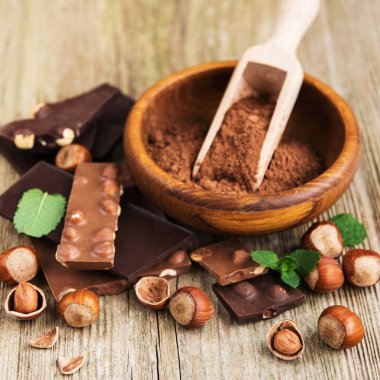 Eski ahşap bir masa üzerinde çikolata ve kakao tozu