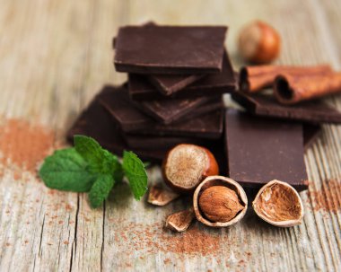 Eski ahşap bir masa üzerinde fındık çikolata