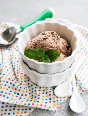 Bir beton zemin üzerine çikolatalı dondurma ile kase