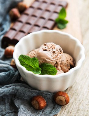 Çikolatalı dondurma eski ahşap zemin ile kase