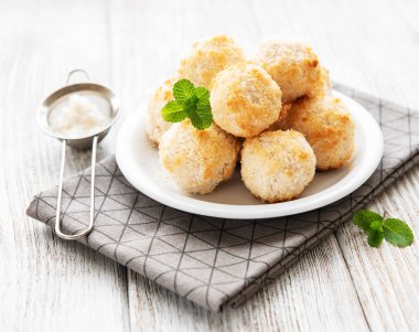 Eski ahşap bir masa tatlı Hindistan cevizi çerezleri