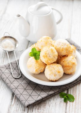 Eski ahşap bir masa tatlı Hindistan cevizi çerezleri