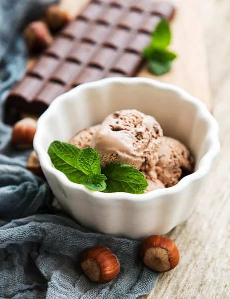 Cuenco Con Helado Chocolate Sobre Fondo Madera Viejo — Foto de Stock