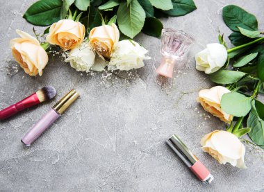 Gül ve kozmetik - daire taş bir arka plan üzerinde yatıyordu