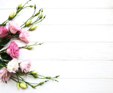 Taze pembe eustoma çiçekli çerçeve ahşap arka plan üzerinde