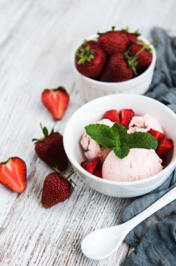 Eski ahşap arka plan üzerinde çilekli dondurma