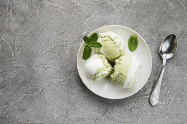 Fıstıklı dondurma ve nane ile taş zemin üzerine Antep fıstığı