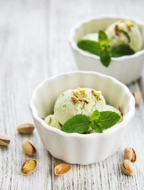Fıstıklı dondurma ve nane ile eski bir ahşap zemin üzerine Antep fıstığı