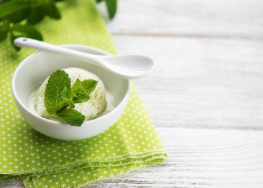 Fıstıklı dondurma ve nane ile ahşap bir zemin üzerine fıstık fındık