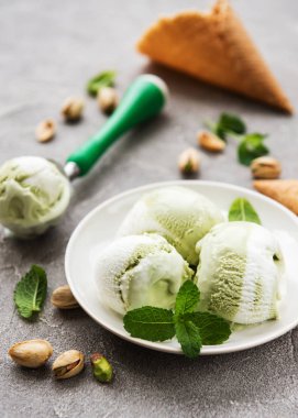 Fıstıklı dondurma ve nane ile taş zemin üzerine Antep fıstığı